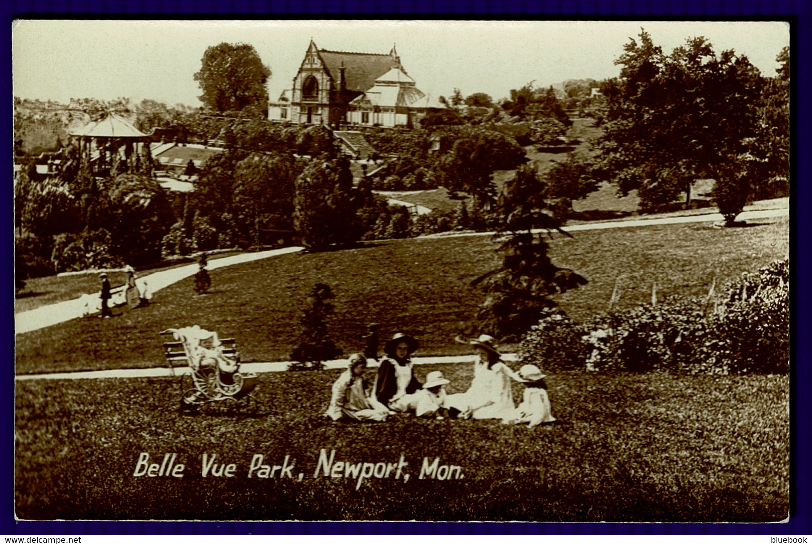 Ref 1588 - Early Real Photo Postcard - Family Belle Vue Park Newport - Monmouthshire Wales - Monmouthshire