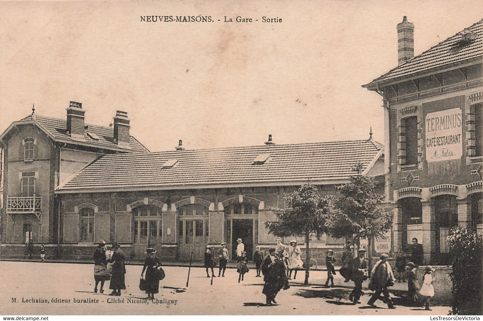 CPA - France - Neuves-Maisons - La Gare - Sortie - Edition M. Lechaine - Animé - Café-Restaurant Terminus Fabin - Neuves Maisons