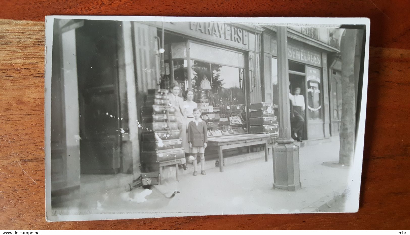 Carte Photo  Commerce De Cuir Et De Resemelages  A Situer Paris ? - Marchands