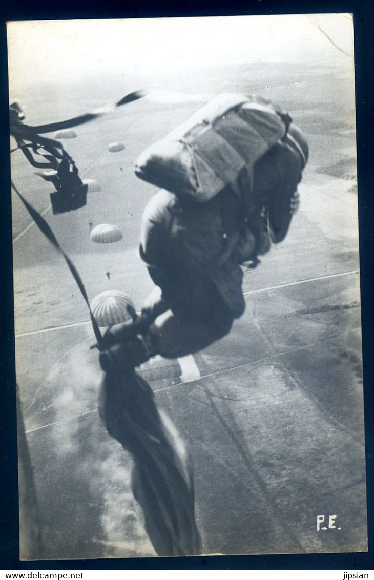 Cpa Carte Photo  Parachutisme , Stage De Para à Pau Circa 1950  -- Sortie De L' Avion  Aout22-111 - Fallschirmspringen