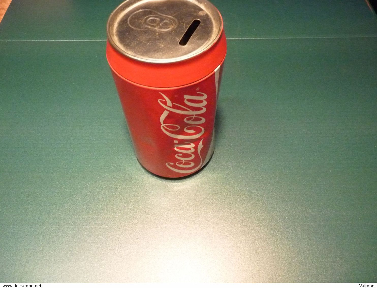Tirelire Coca Cola En Forme De Très Grance Cannette - Voir Détails Sur Photos - Hauteur 20 Cm Diamète 11 Cm Environ. - Cannettes