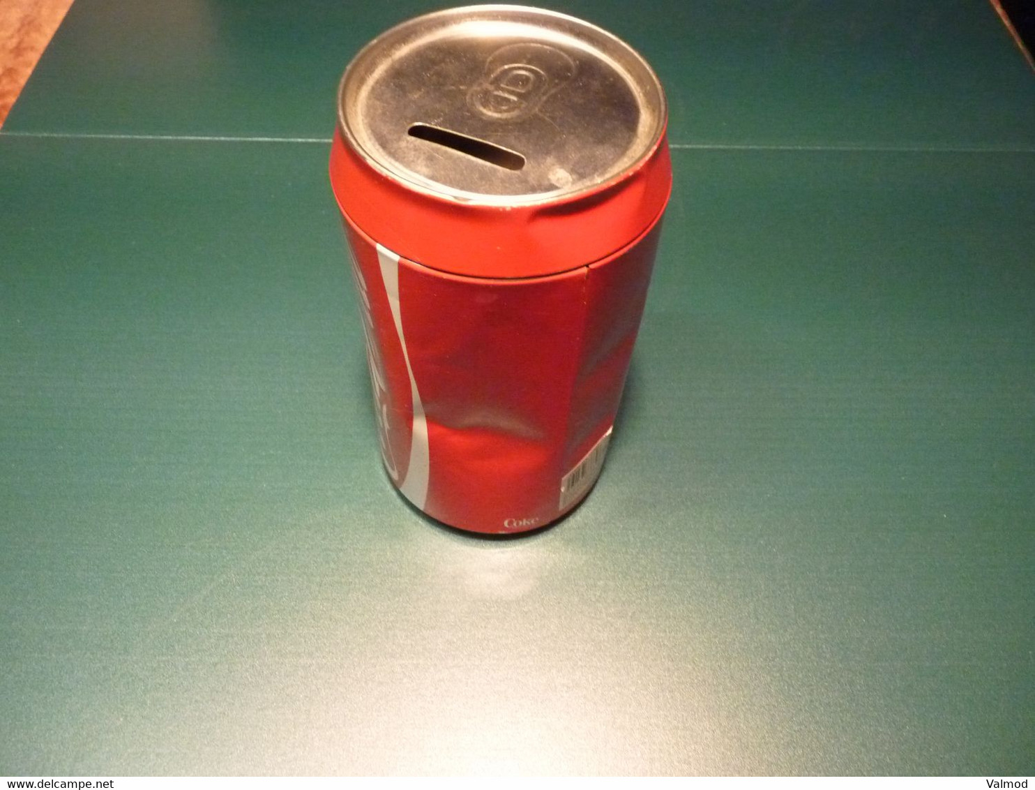 Tirelire Coca Cola En Forme De Très Grance Cannette - Voir Détails Sur Photos - Hauteur 20 Cm Diamète 11 Cm Environ. - Lattine