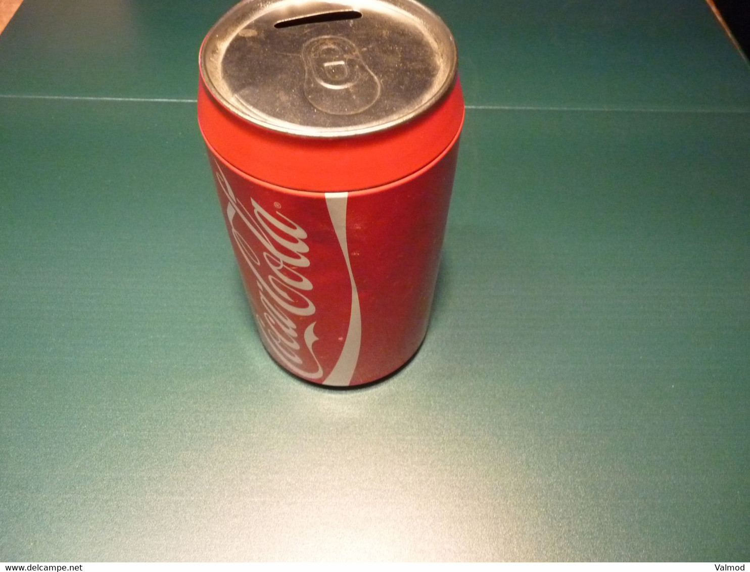 Tirelire Coca Cola En Forme De Très Grance Cannette - Voir Détails Sur Photos - Hauteur 20 Cm Diamète 11 Cm Environ. - Cans