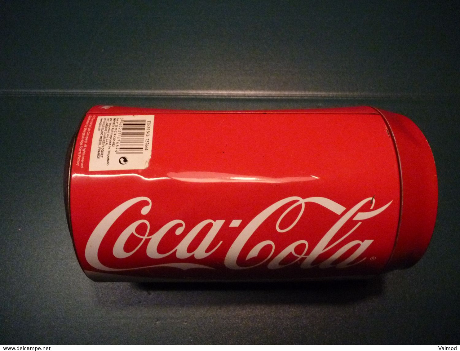 Tirelire Coca Cola en forme de très grance Cannette - Voir Détails sur Photos - Hauteur 20 cm Diamète 11 cm environ.