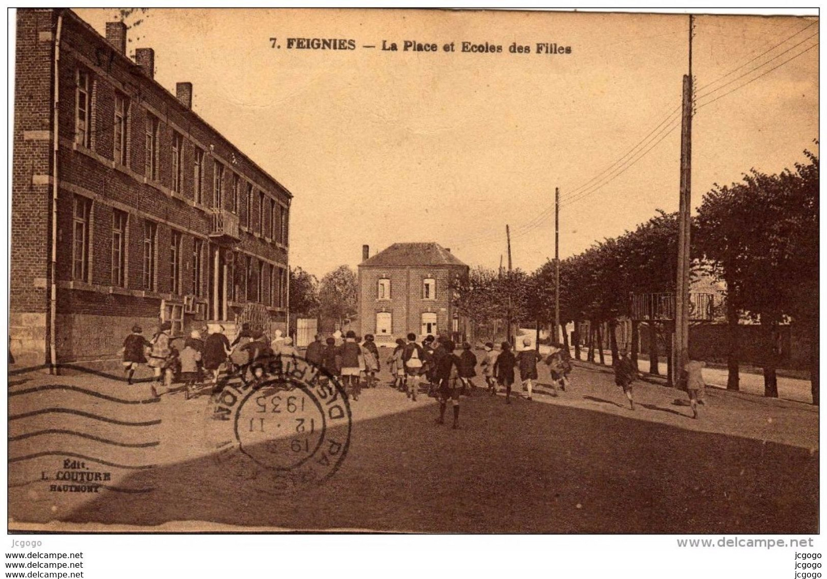 FEIGNIES    La Place Et Ecoles Des Filles. Carte écrite En 1935. 2 Scans TBE - Feignies