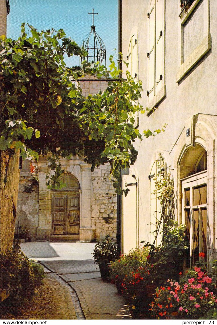 11 - Sigean - Vieille Ruelle Fleurie Et Ancien Clocher - Sigean