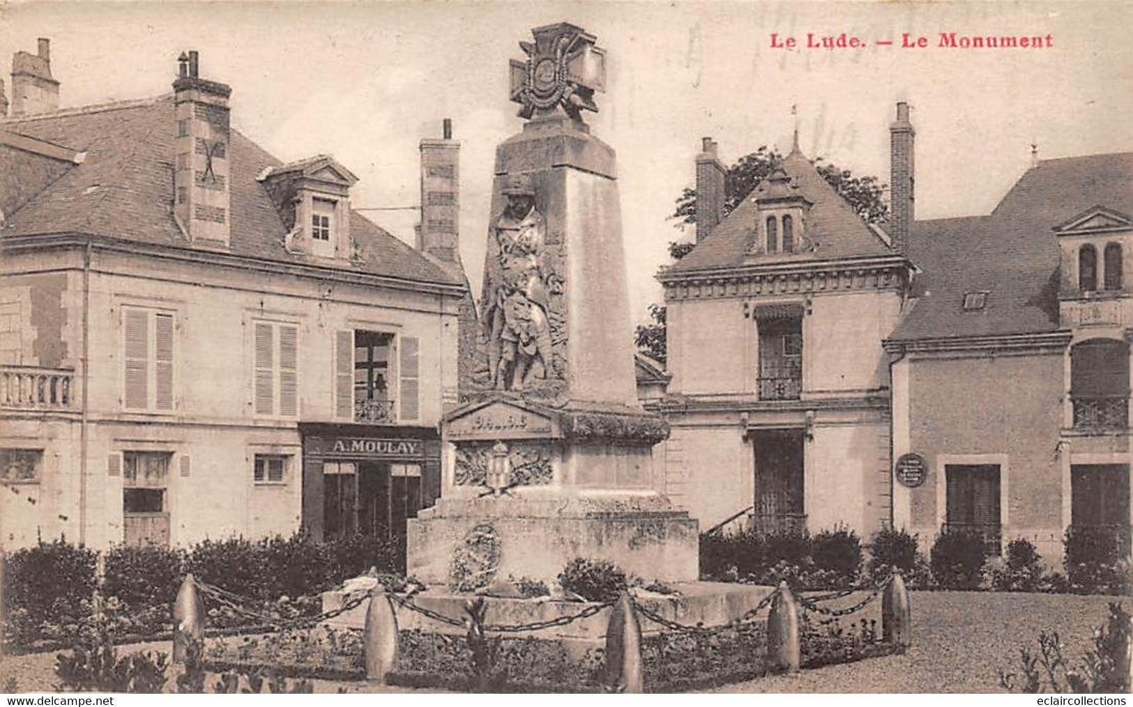 Le Lude        72       Place Et Monument Aux Morts     (voir Scan) - Autres & Non Classés