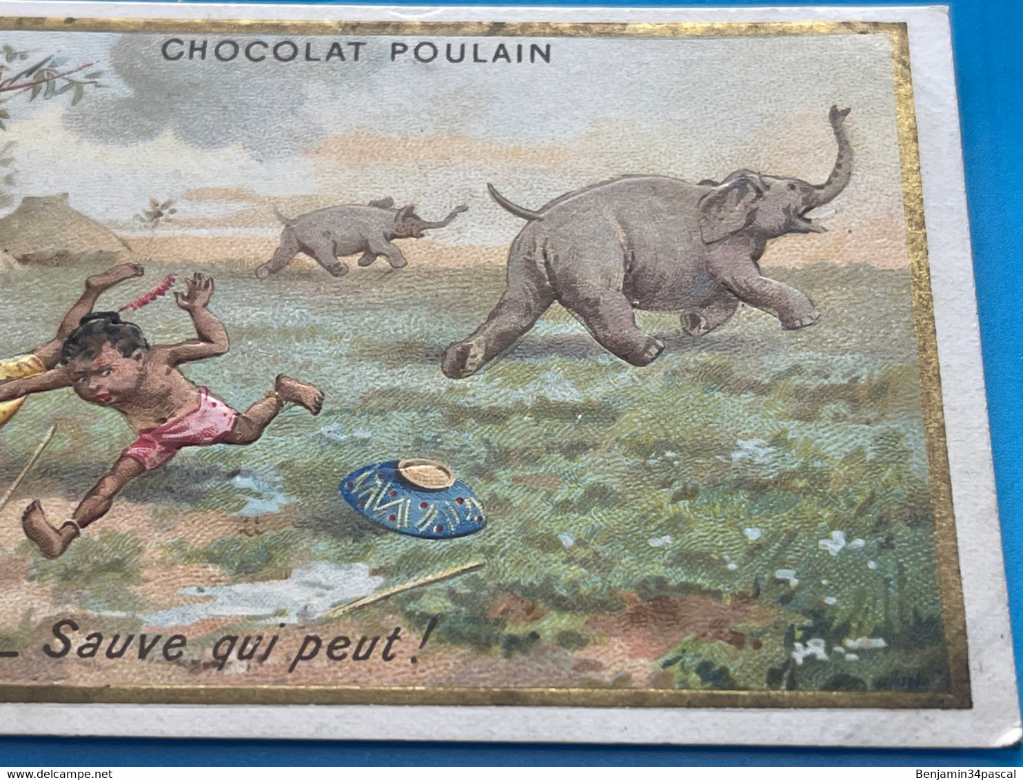 Carte Image Chromo Chocolat Poulain -Afrique - Le Progrès - Éléphant Et Pygmée- Sauve Qui Peut - Humour - Chocolat