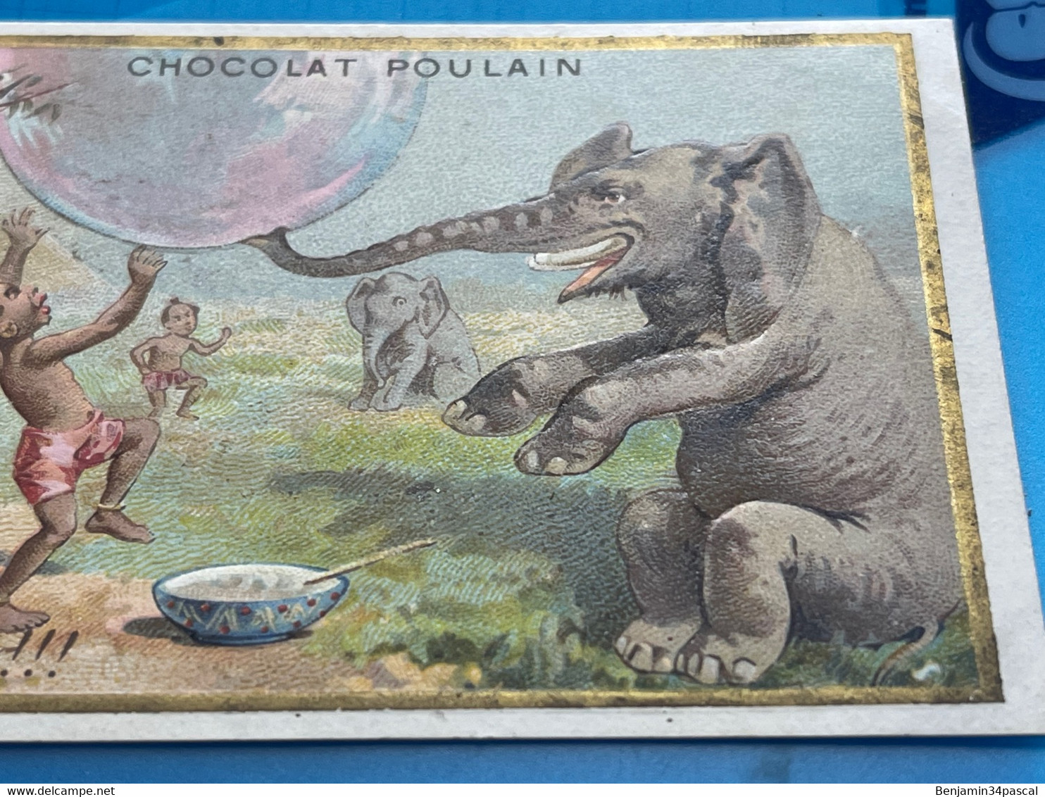 Carte Image Chromo Chocolat Poulain -Afrique - Le Progrès - Éléphant Et Pygmée- Épatant !! - Humour - Chocolade