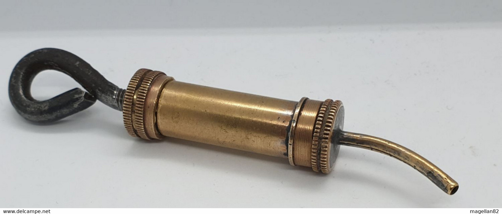 Ancien Instrument De Médecine. Petite Seringue En Cuivre. Clystère . Époque 19ème Siècle - Equipo Dental Y Médica