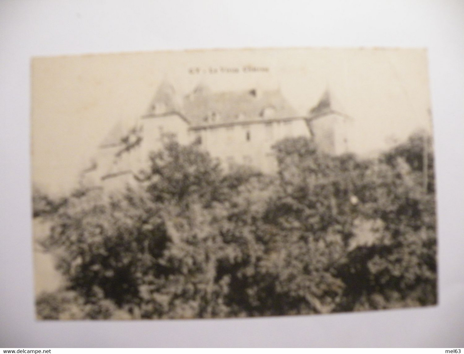 A520 . CPA. 70. GY. (Haute Saône). Le Vieux Chateau.  Beau Plan   .écrite - Gy