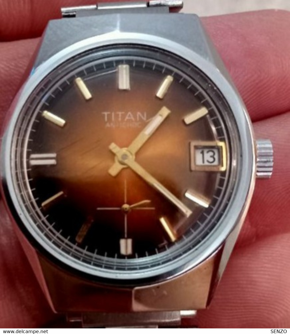 MONTRE TITAN AUTOMATIQUE BRACELET STALNESS STEEL AVEC DATEUR EN ÉTAT DE FONCTIONNEMENT(VOIRE LES PHOTOS)