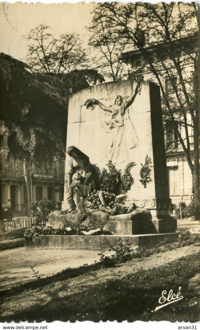 SAINTES (CHARENTE MARITIME) -  LE MONUMENT Aux MORTS  En 1951  - - Monuments Aux Morts