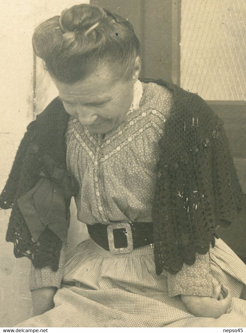 Carte Photo.santé.curiosité.femme Handicapée Sans Mains.travaille Et Fait De La Couture Avec Ses Pieds. - Santé