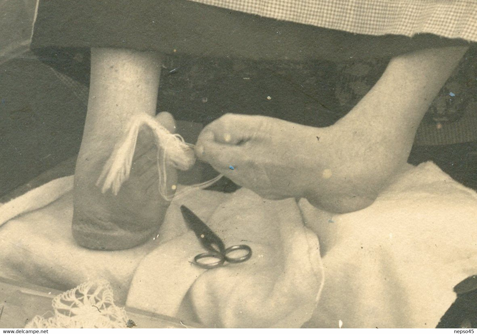 Carte Photo.santé.curiosité.femme Handicapée Sans Mains.travaille Et Fait De La Couture Avec Ses Pieds. - Santé