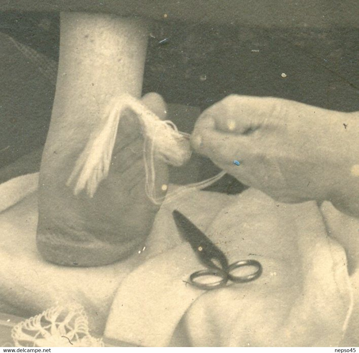 Carte Photo.santé.curiosité.femme Handicapée Sans Mains.travaille Et Fait De La Couture Avec Ses Pieds. - Santé