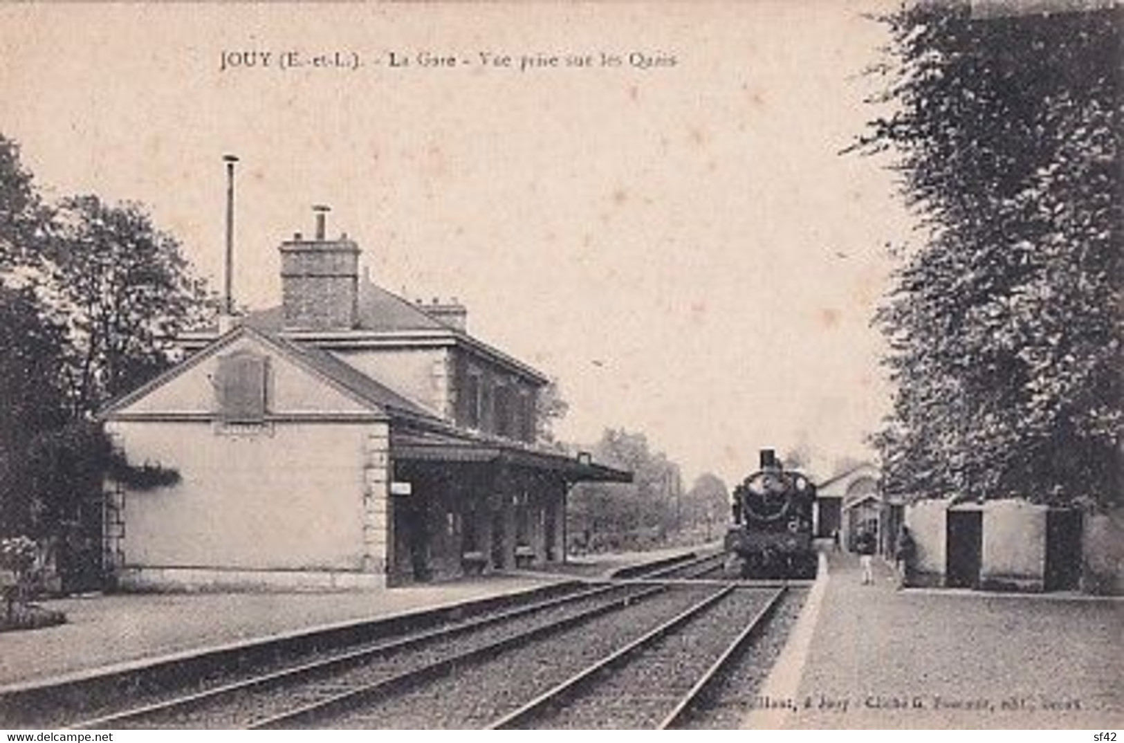 JOUY               LA GARE. VUE PRISE SUR LES QUAIS .    TRAIN AU DEPART - Jouy