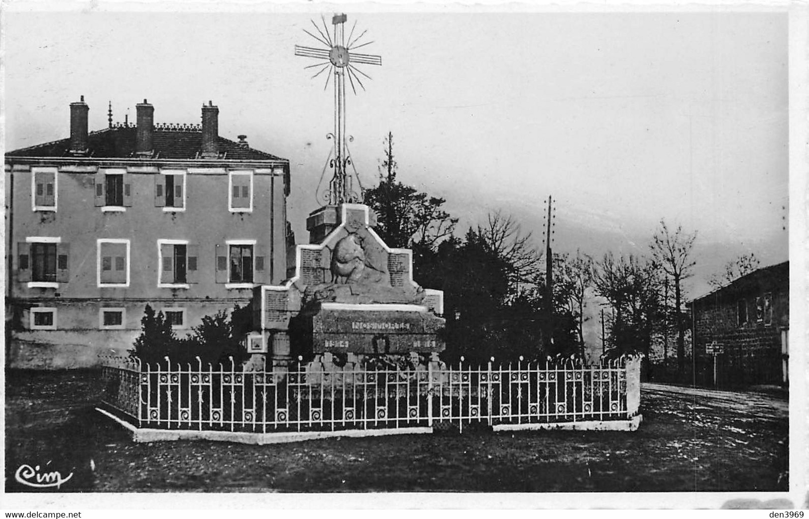 MONTFAUCON-en-VELAY (Haute-Loire) - Monument Aux Morts De La Guerre 1914-18 - La Croix - Montfaucon En Velay