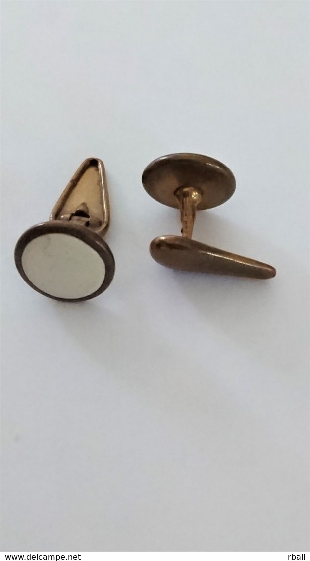 Anciens  Boutons Manchettes Support Cuivre Avec Pocelaine Blanche - Cuff Links & Studs