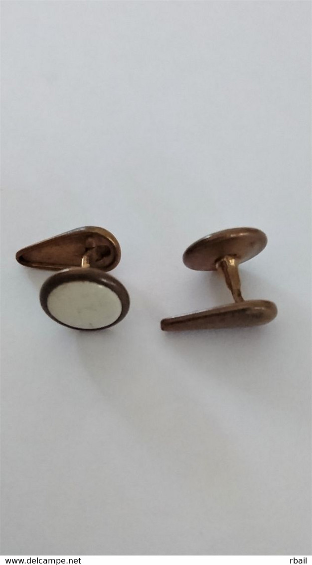 Anciens  Boutons Manchettes Support Cuivre Avec Pocelaine Blanche - Cuff Links & Studs