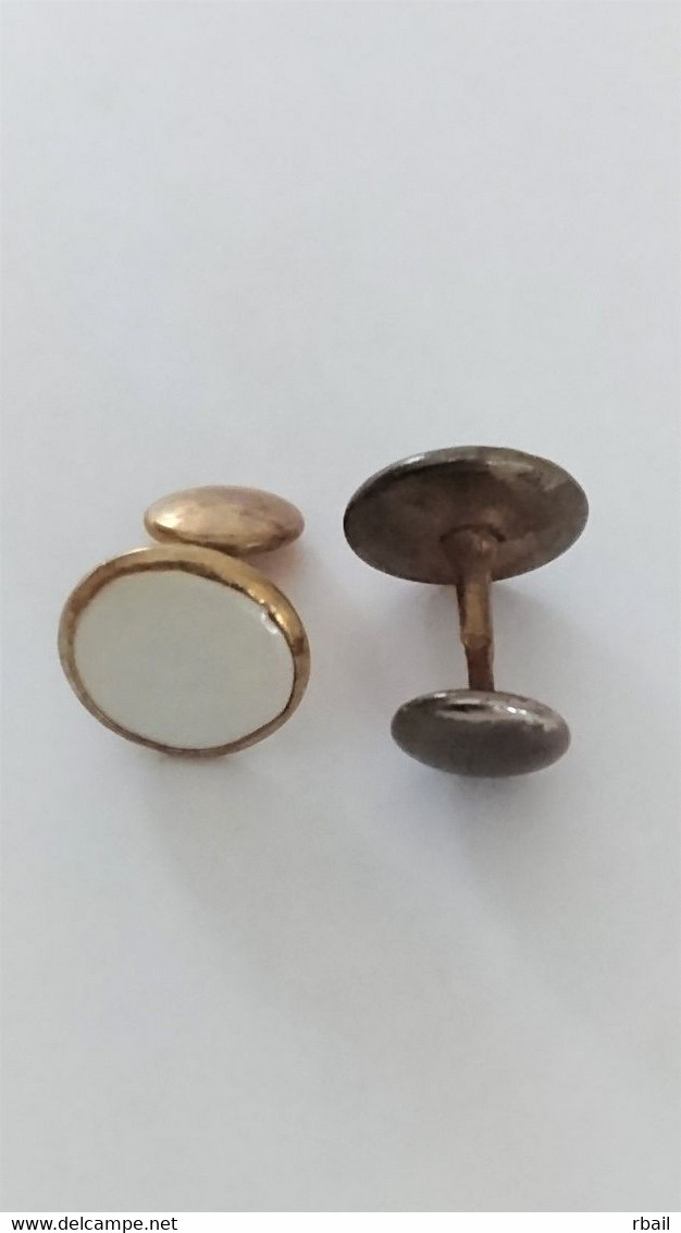 Anciens  Boutons Manchettes Support Cuivre Avec Pocelaine Blanche - Cuff Links & Studs