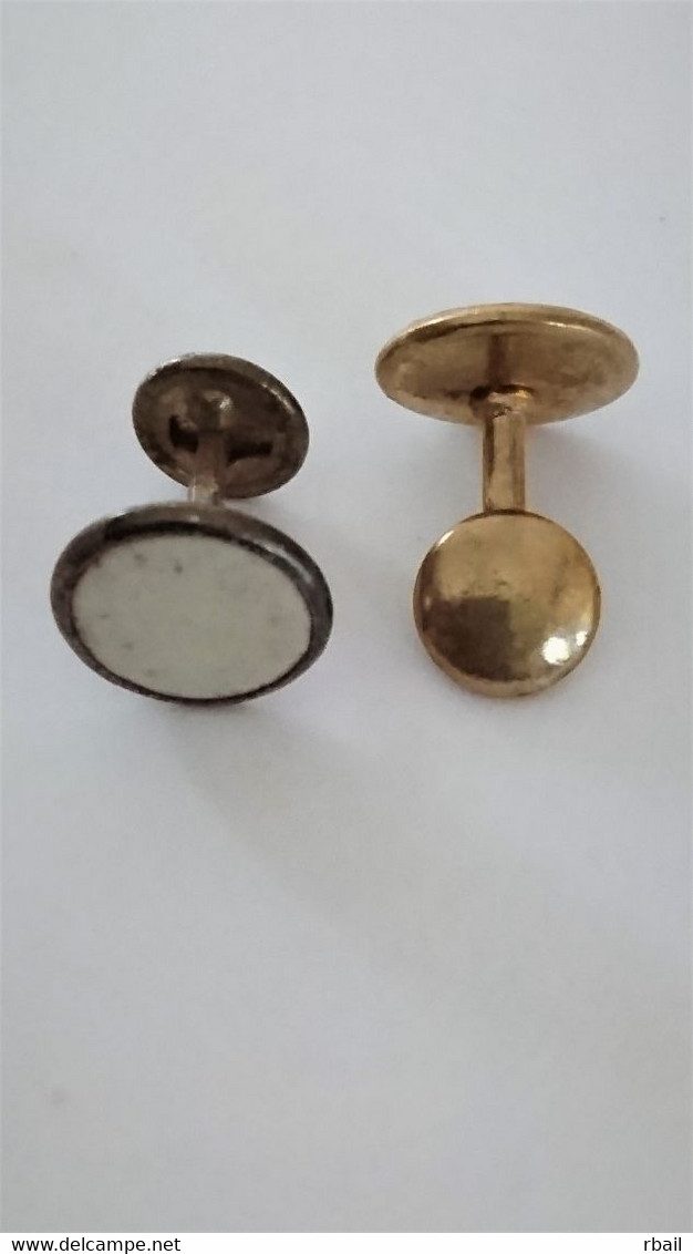 Anciens  Boutons Manchettes Support Cuivre Avec Pocelaine Blanche - Cuff Links & Studs