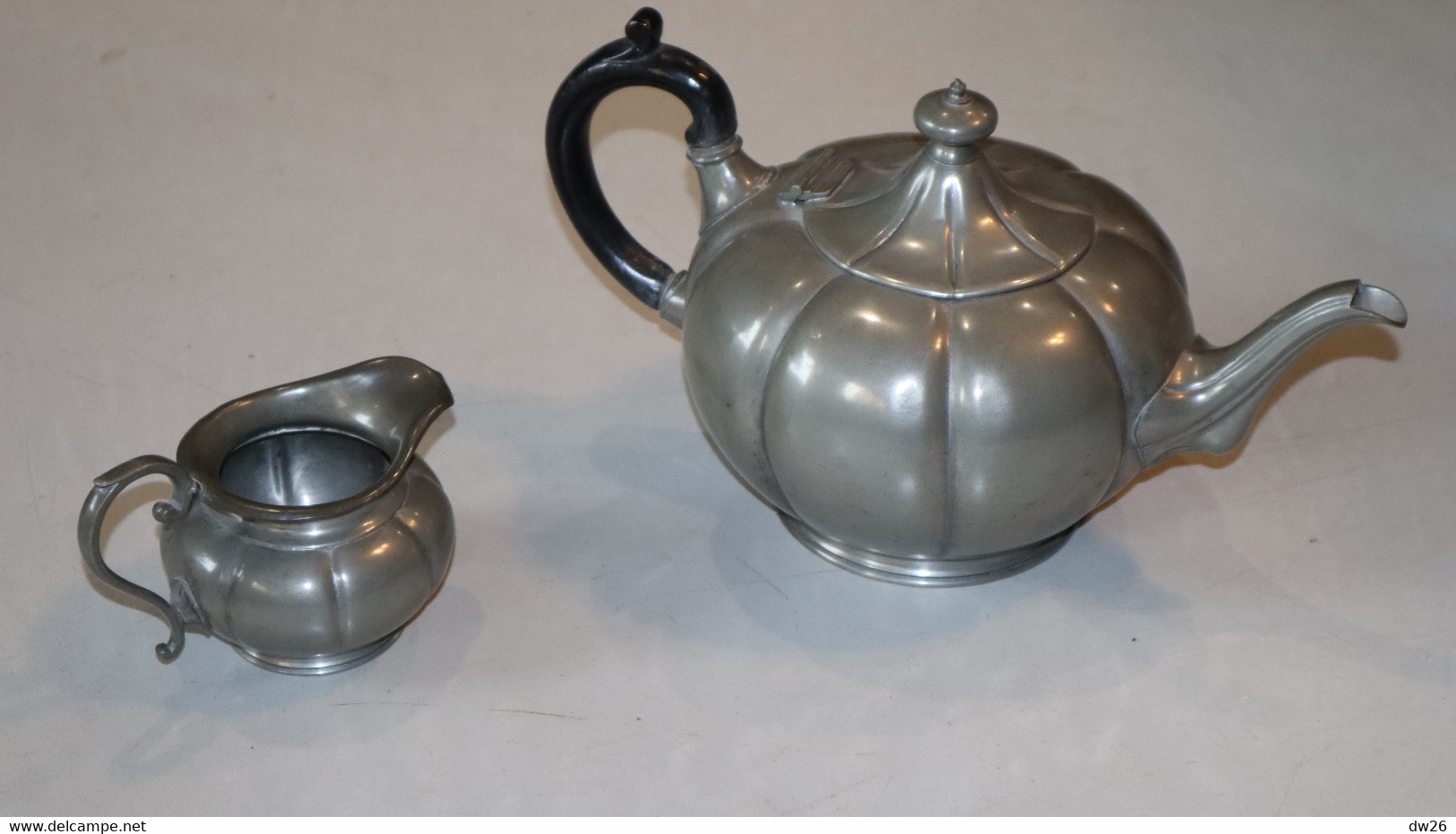 Etain: Théière De 19 Cm De Diamètre Et Pot De Crème - Poinçon à Identifier (avec V.S 159 - 6 - 99) - Tin