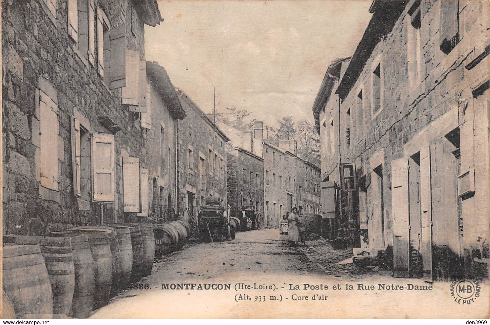MONTFAUCON-en-VELAY (Haute-Loire) - La Poste Et La Rue Notre-Dame - Tonneaux - Montfaucon En Velay