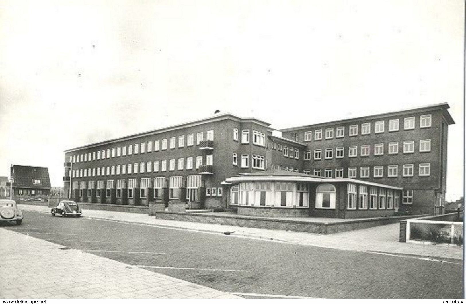 Egmond Aan Zee, Troelstra - Oord , Voorzijde  (met Klassieke Auto's O.a. Volkswagen Kever , VW ) - Egmond Aan Zee