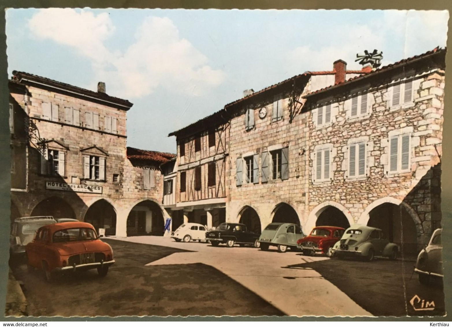 Castelnau-de-Montmirail. RARE- Place De La Mairie AVEC VOITURES GAREES SOUS LES ARCADES - 1970 - Castelnau De Montmirail