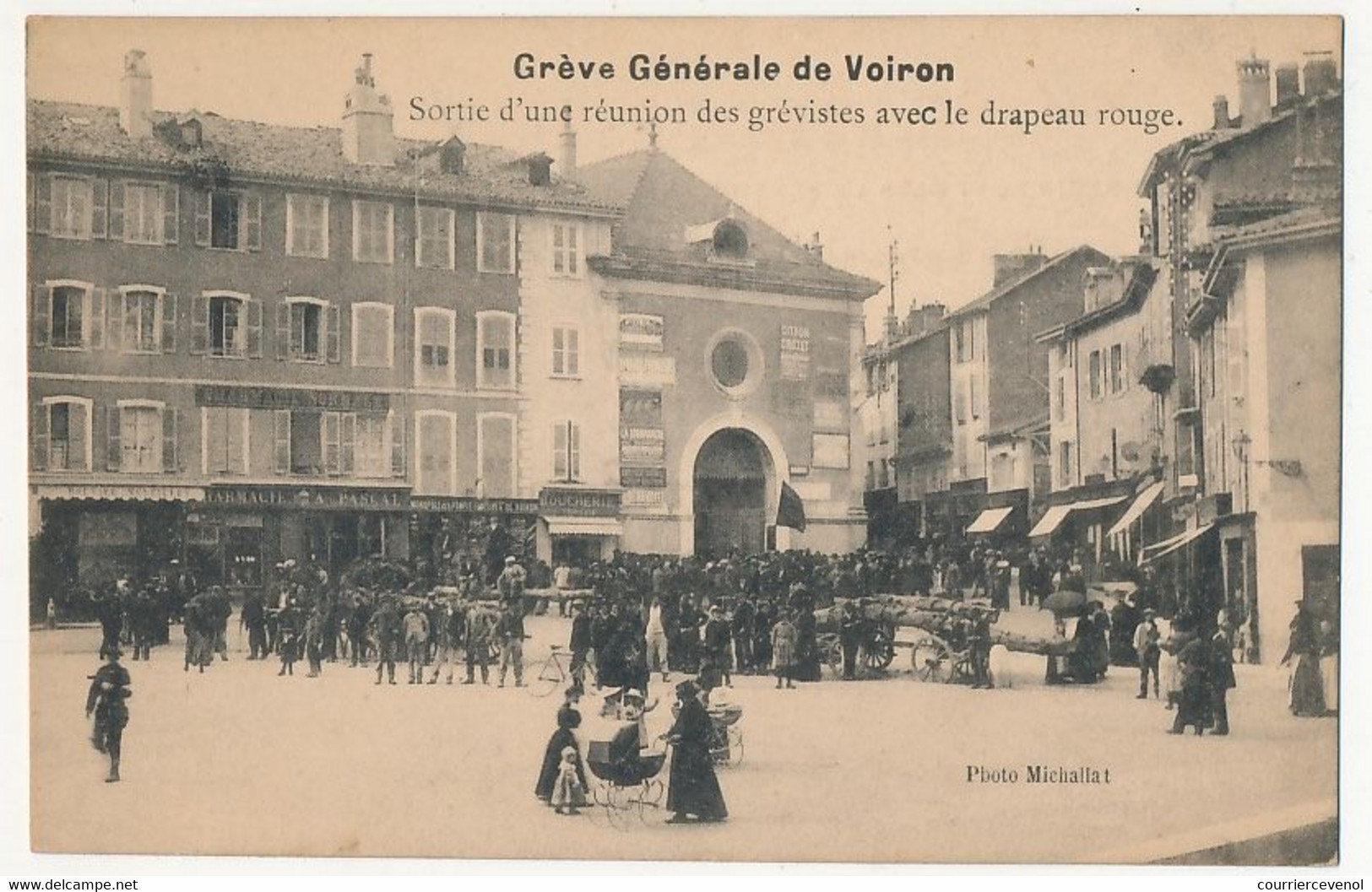 CPA - VOIRON (Isère) - Grève Générale De Voiron - Sortie D'une Réunion De Grévistes Avec Le Drapeau Rouge - Voiron