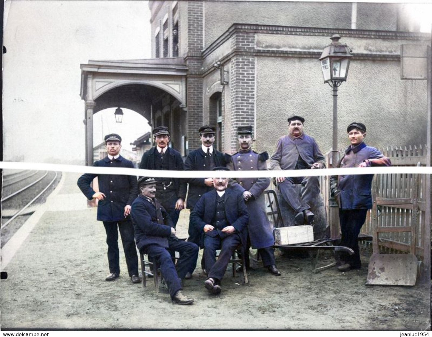 GARE ET PERSONNAGES    TIRAGE MODERNE D APRES PLAQUE PHOTO RECOLORISEE PAR MES SOINS - Stations With Trains