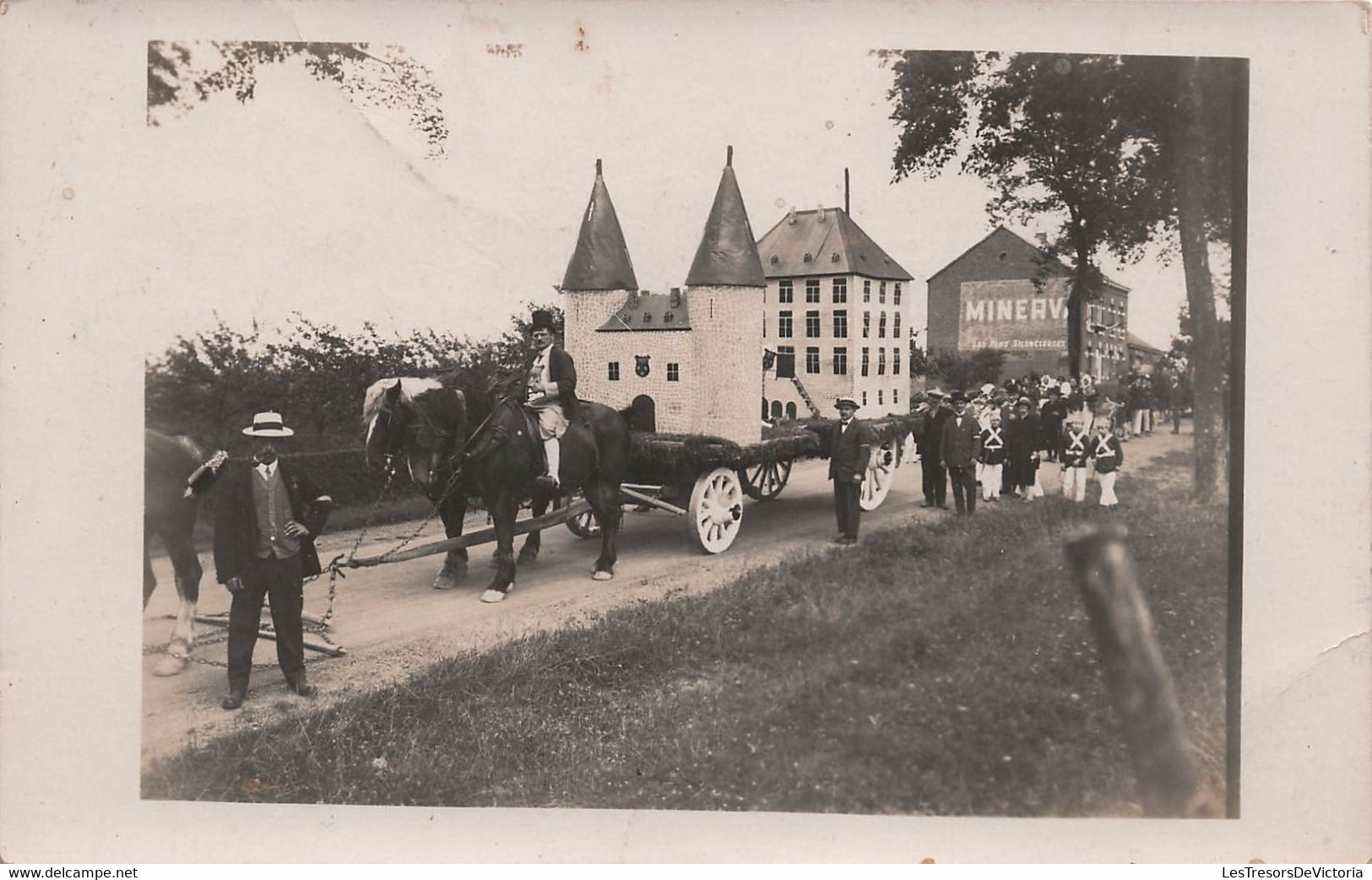 CPA Manifestation - Carte Photo D'un Attelage Et D'un Cortège - Lieu A Identifier - Betogingen