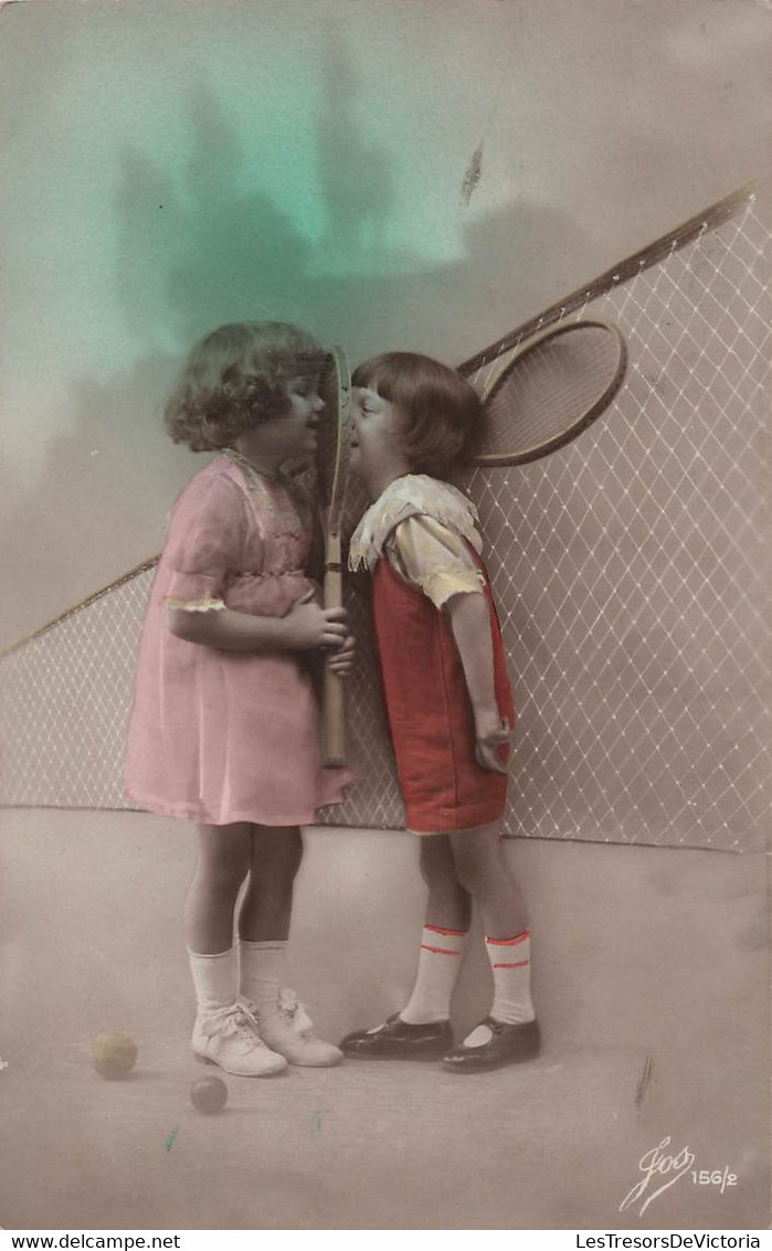 CPA Sport - Tennis - Fantaisie Deux Enfants Avec Raquette De Tennis Devant Un Filet - Tennis