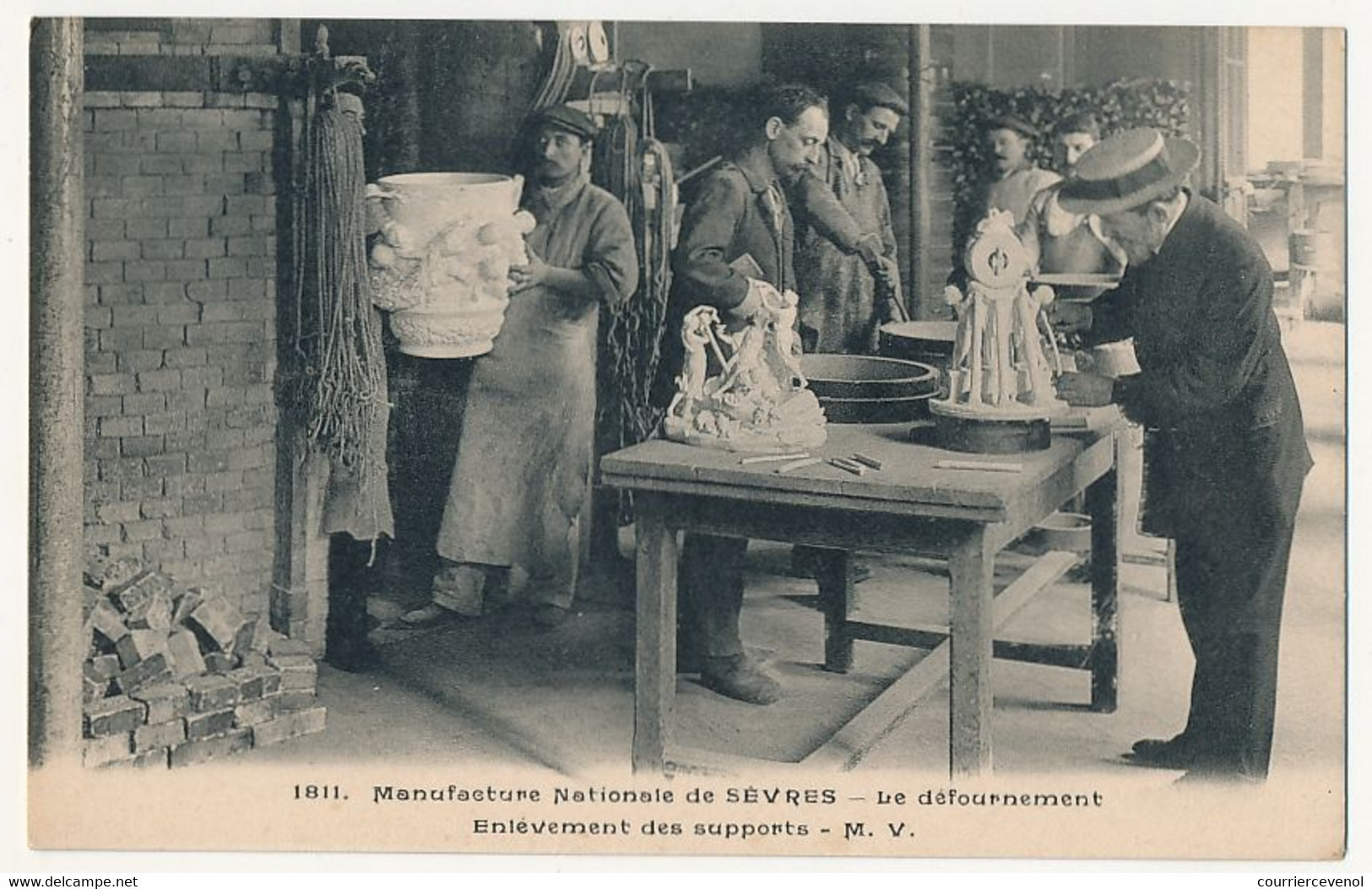 CPA - SEVRES (Seine Et Oise) - Manufacture De Sèvres - Le Défournement - Enlèvement Des Supports - Sevres