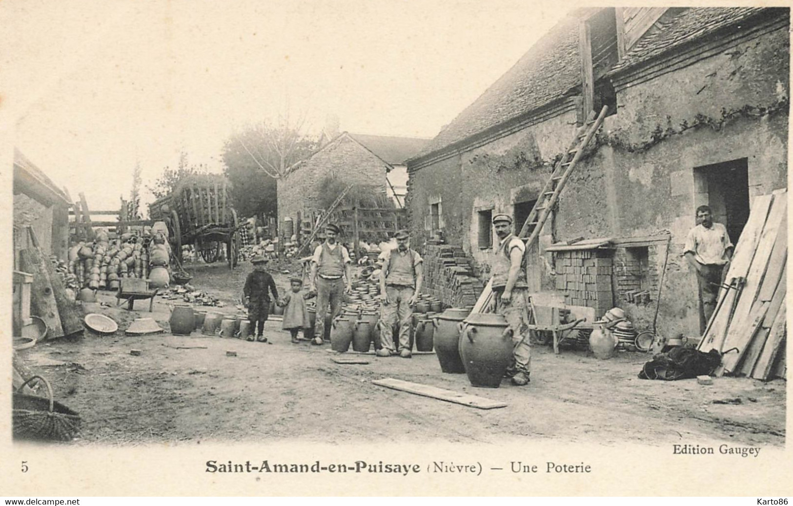 St Amand En Puisaye * Une Poterie * Potier Pot Pots Potiers Métier * Villageois - Saint-Amand-en-Puisaye