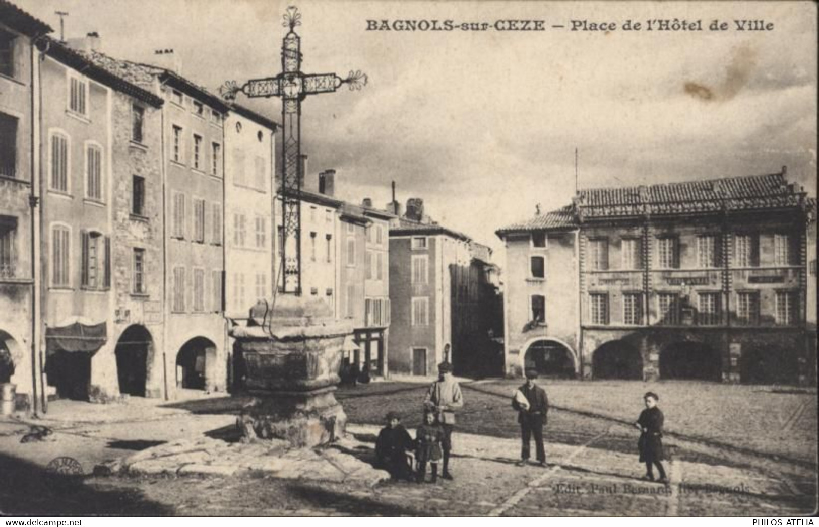 CPA CP Bagnols Sur Cèze Place De L'hôtel De Ville Edit Paul Bernard - Bagnols-sur-Cèze