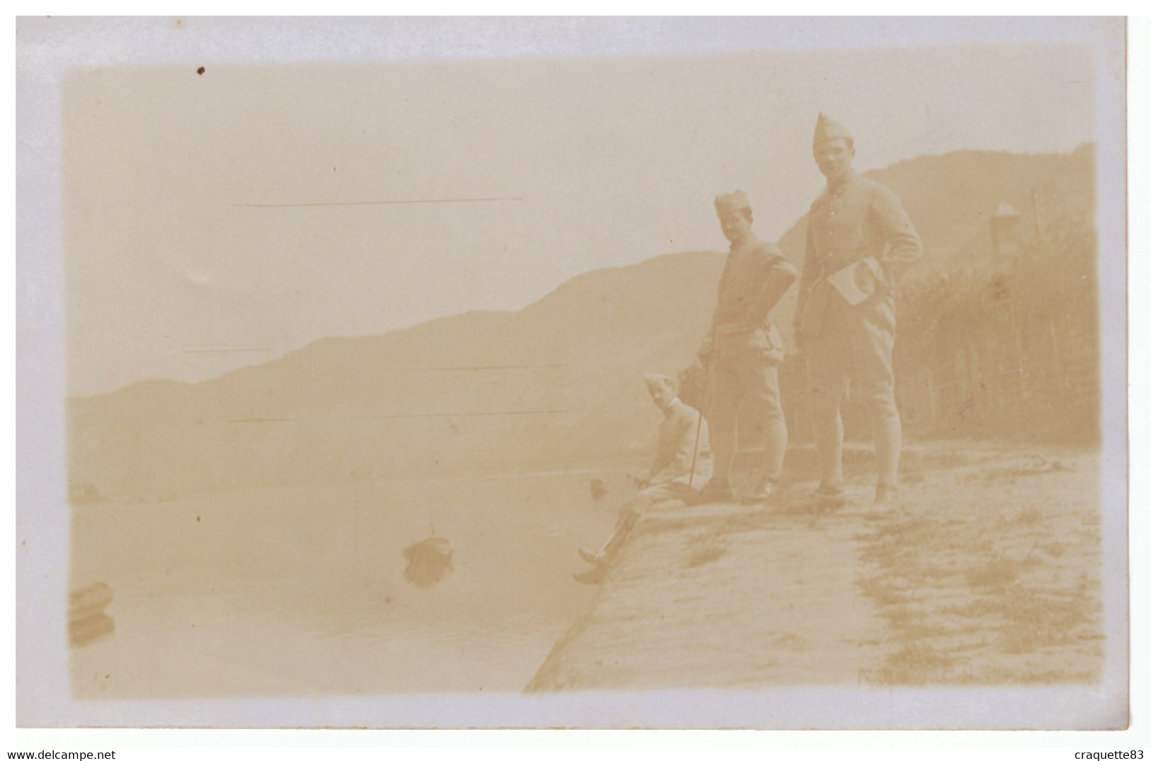 MILITAIRES DE 14.18  AU BORD D'UNE RIVIERE   VILLAGE DERRIERE   CARTE PHOTO SEPIA - Personnes