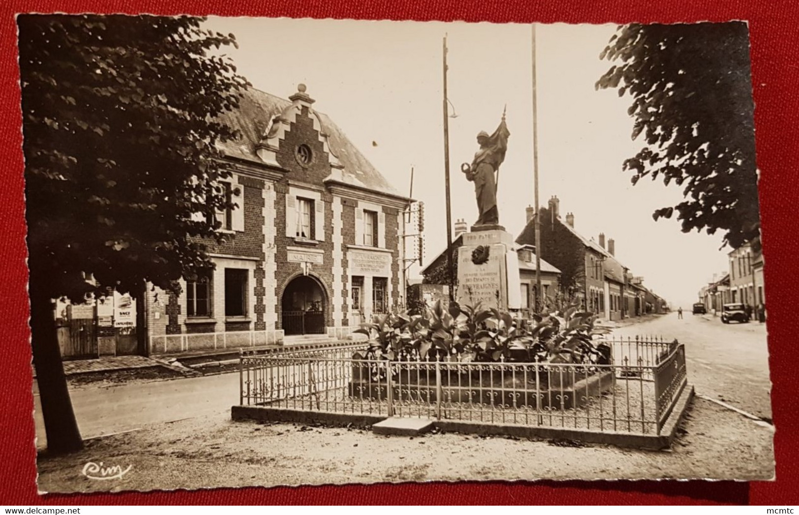 CPSM Petit Format - Beuvraignes  -(Somme) - La Mairie Et La Poste - Beuvraignes