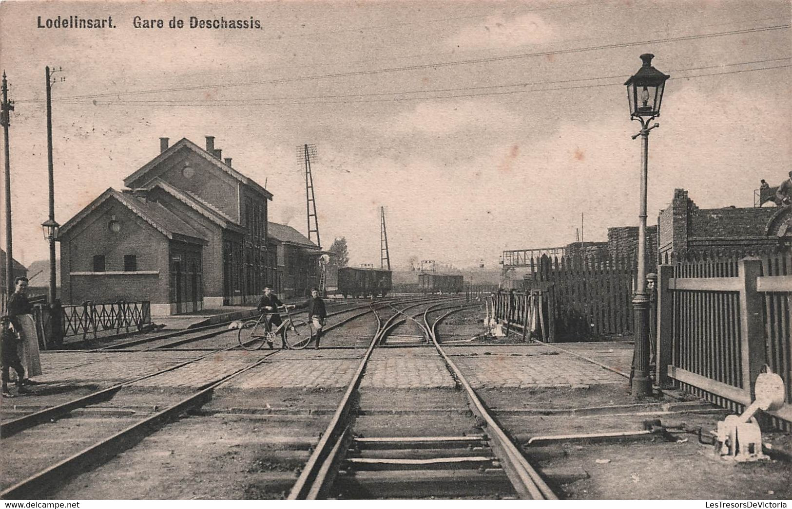 CPA BELGIQUE - Lodelinsart - Gare De Deschassis - Animé - Chemin De Fer - Passage A Niveau - Charleroi