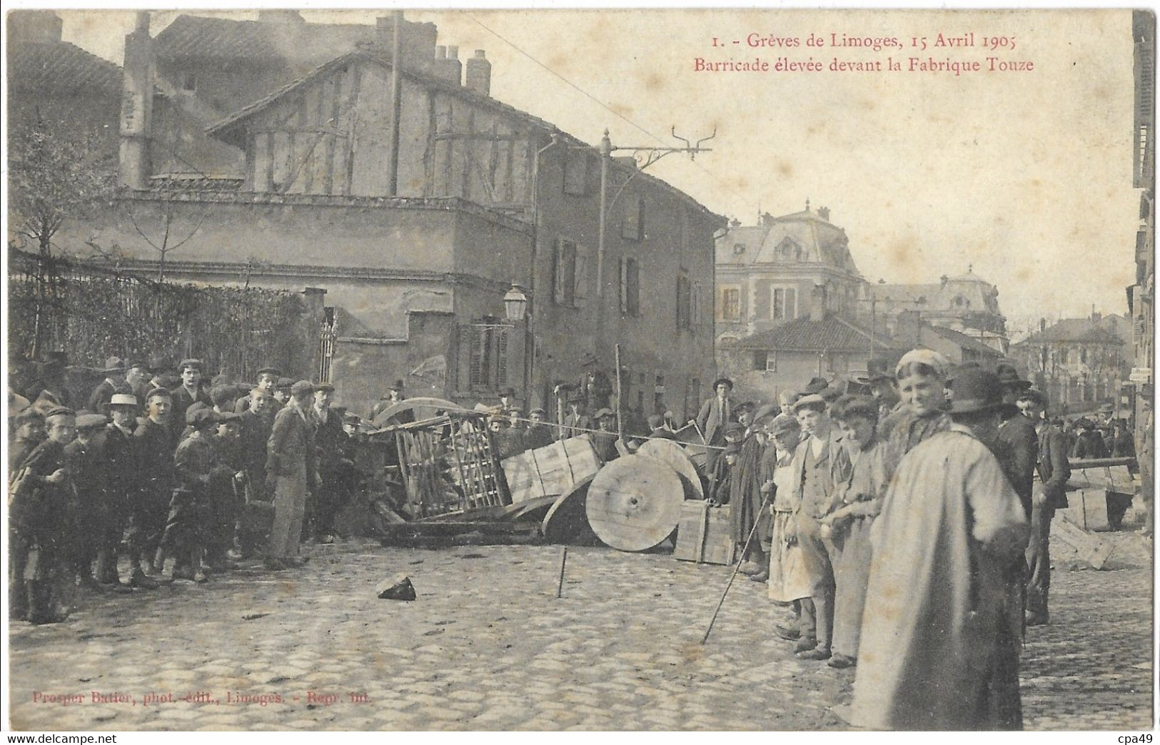 87    LIMOGES   GREVES  DE LIMOGES  15  AVRIL  1905  BARRICADE  ELEVEE   DEVANT LA FABRIQUE TOUZE - Limoges