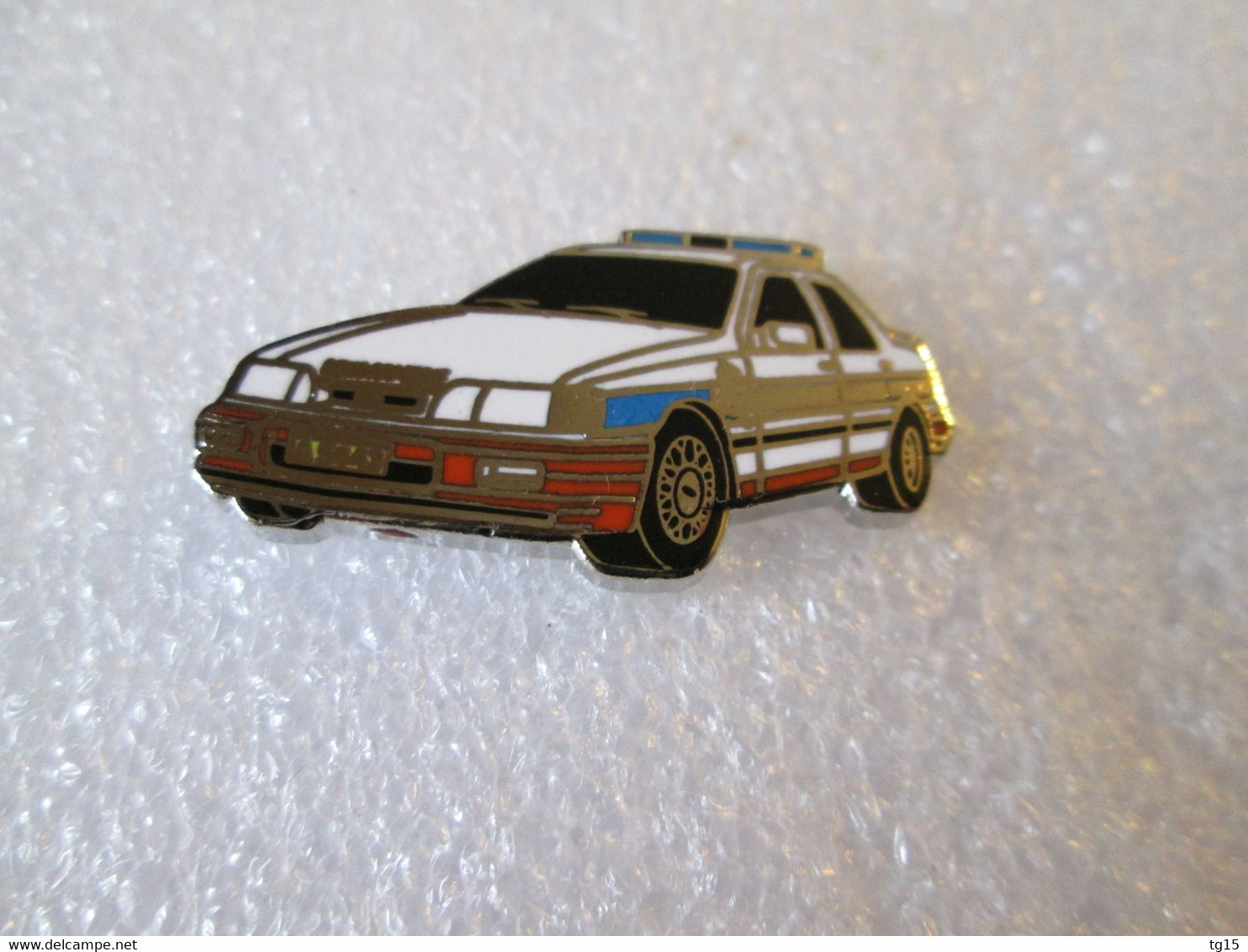 PIN'S     FORD SIERRA  COSWORTH   GENDARMERIE LUXEMBOURG  Email Grand Feu  DEHA - Ford