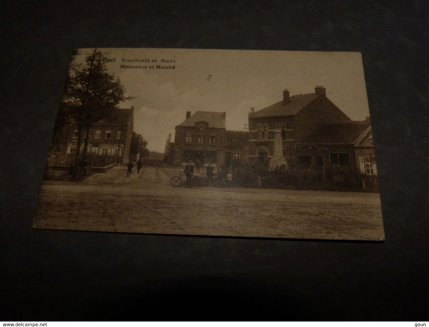 Carte Postale Pael Standbeeld En Markt - Beringen