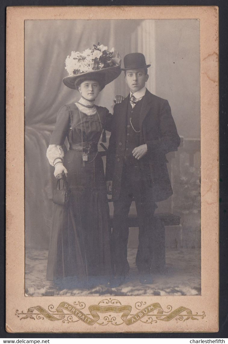 VIEILLE PHOTO MONTEE - COUPLE - CHAPEAU - MODE 16.5 X 10.5CM - Ancianas (antes De 1900)