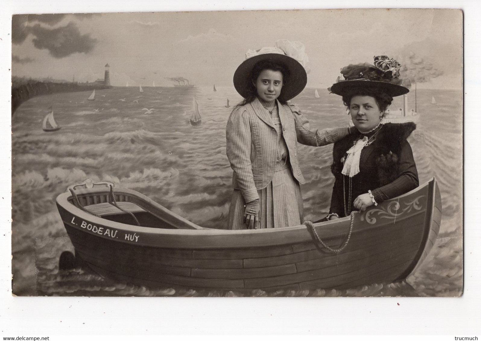 62 - HUY - Photo De BODEAU L. *mère Et Fille Dans Une Barque Sur Fond De Mer *  Photo-carte - Hoei