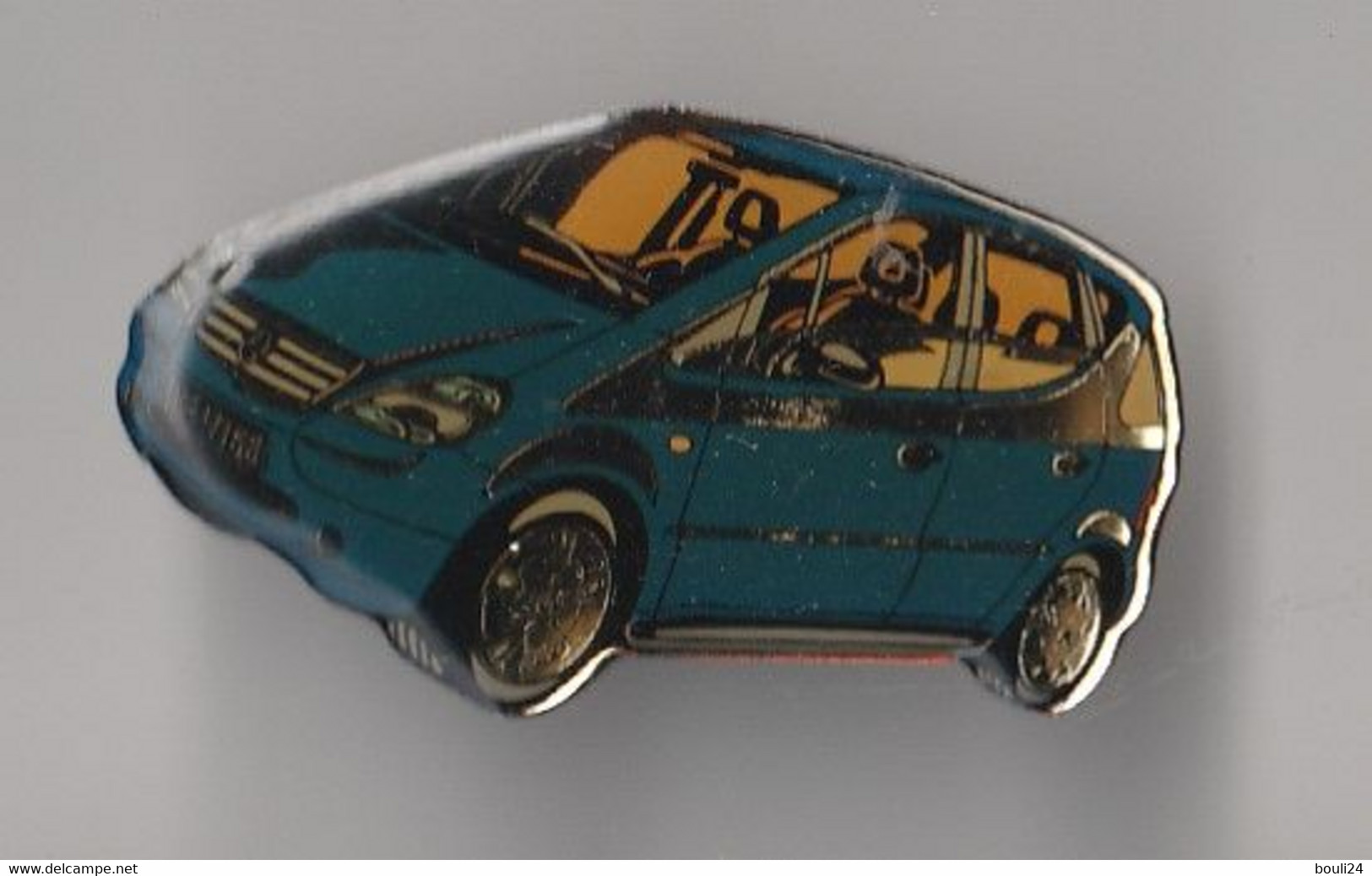 PIN'S  THEME  AUTOMOBILE MERCEDES   CITADINE  CLASSE A PETITE VOITURE  BLEUE - Mercedes