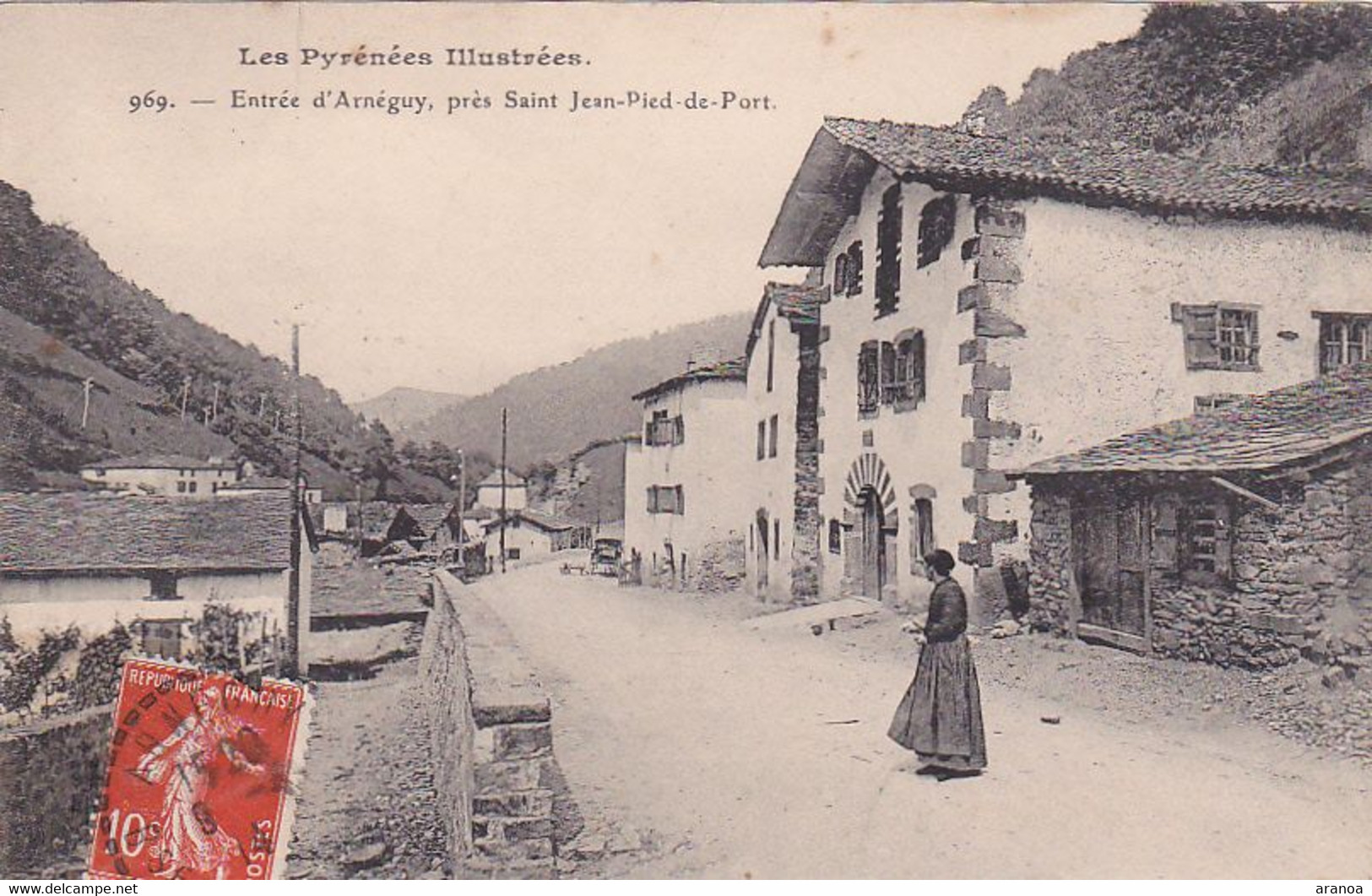 64 -- Les Pyrénées Illustrées -- Entrée D'Arnéguy -- Paysanne Au Milieu De La Rue --- 055 - Arnéguy