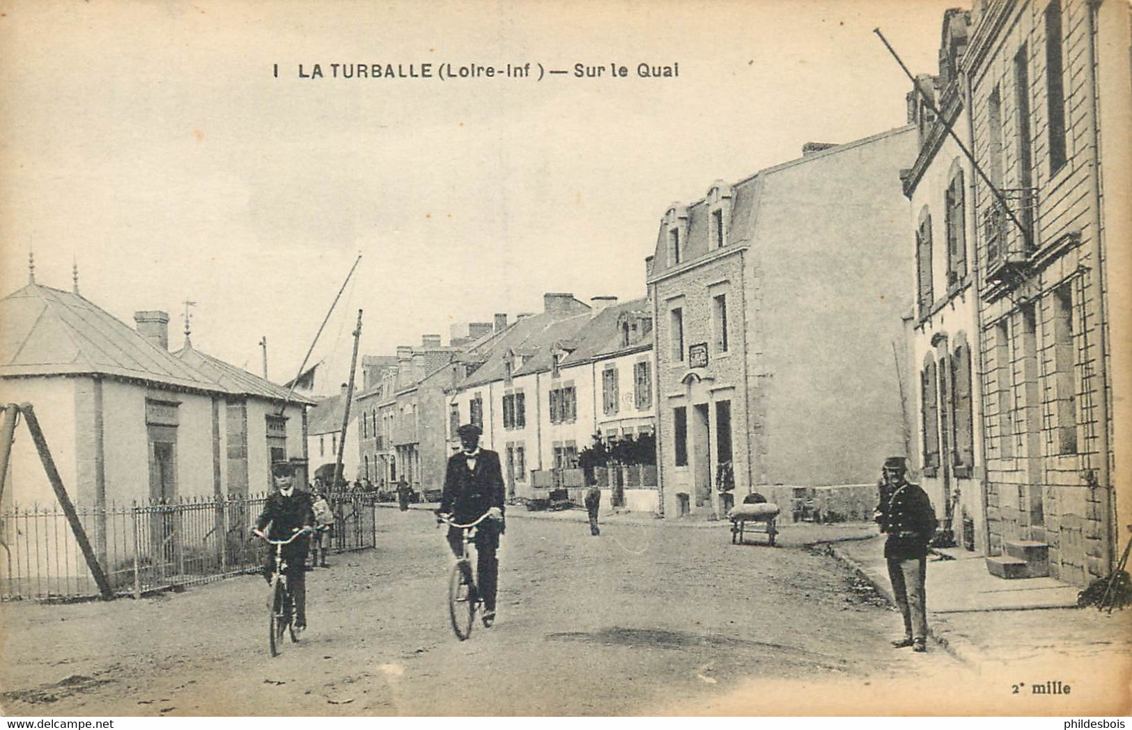 LOIRE ATLANTIQUE  LA TURBALLE  Sur Le Quai - La Turballe