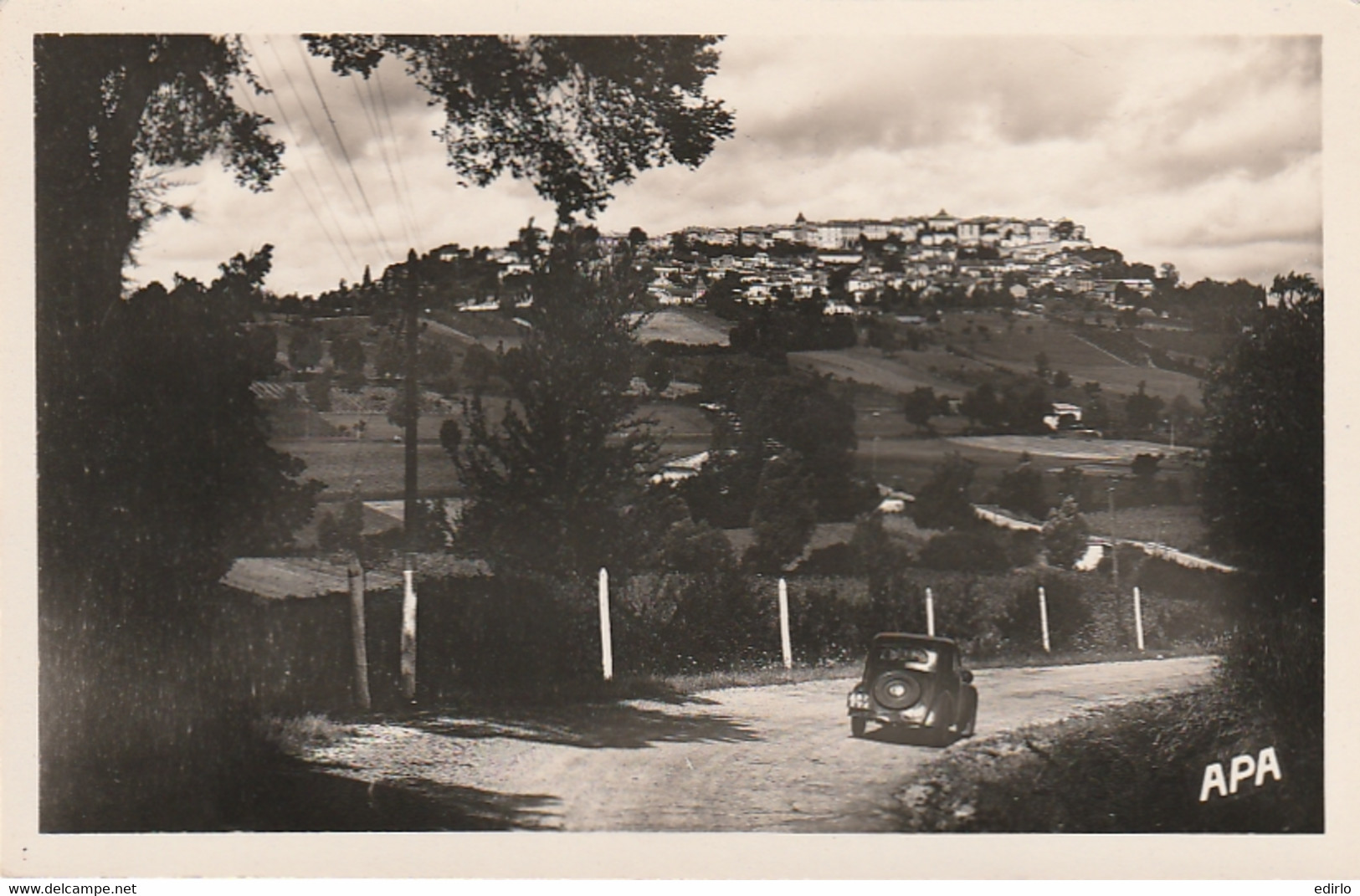 *** 82   ***    LAUZERTE  Vue Générale Côté Sud Vieille Voiture - Neuve TTBE - Lauzerte