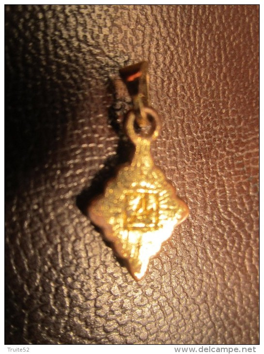 Ancien Pendentif Dans Son Jus Avec Au Verso La Lettre "A" - Pendants